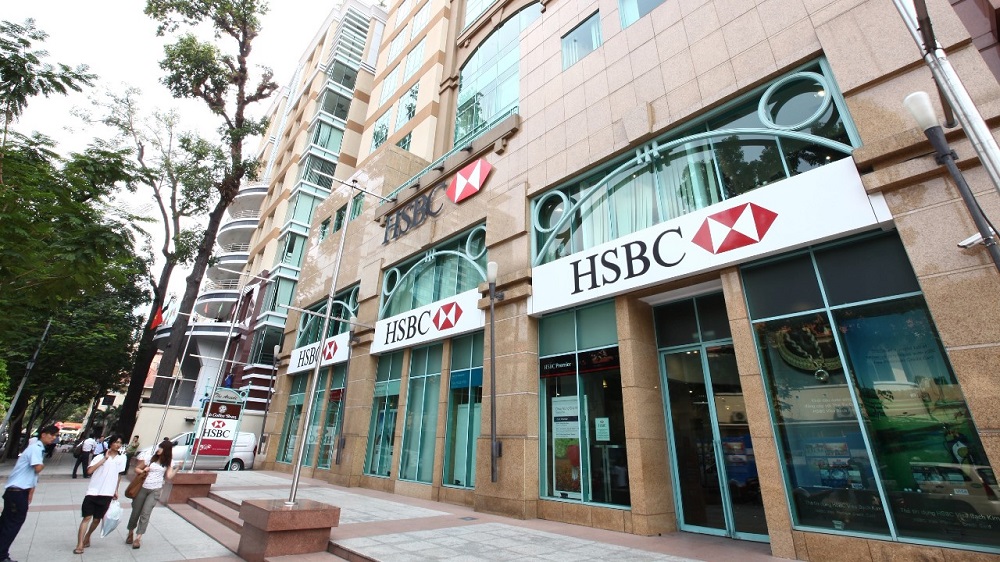 Khách hàng được giảm lãi suất vay mua nhà tại ngân hàng HSBC theo chương trình tín dụng xanh
