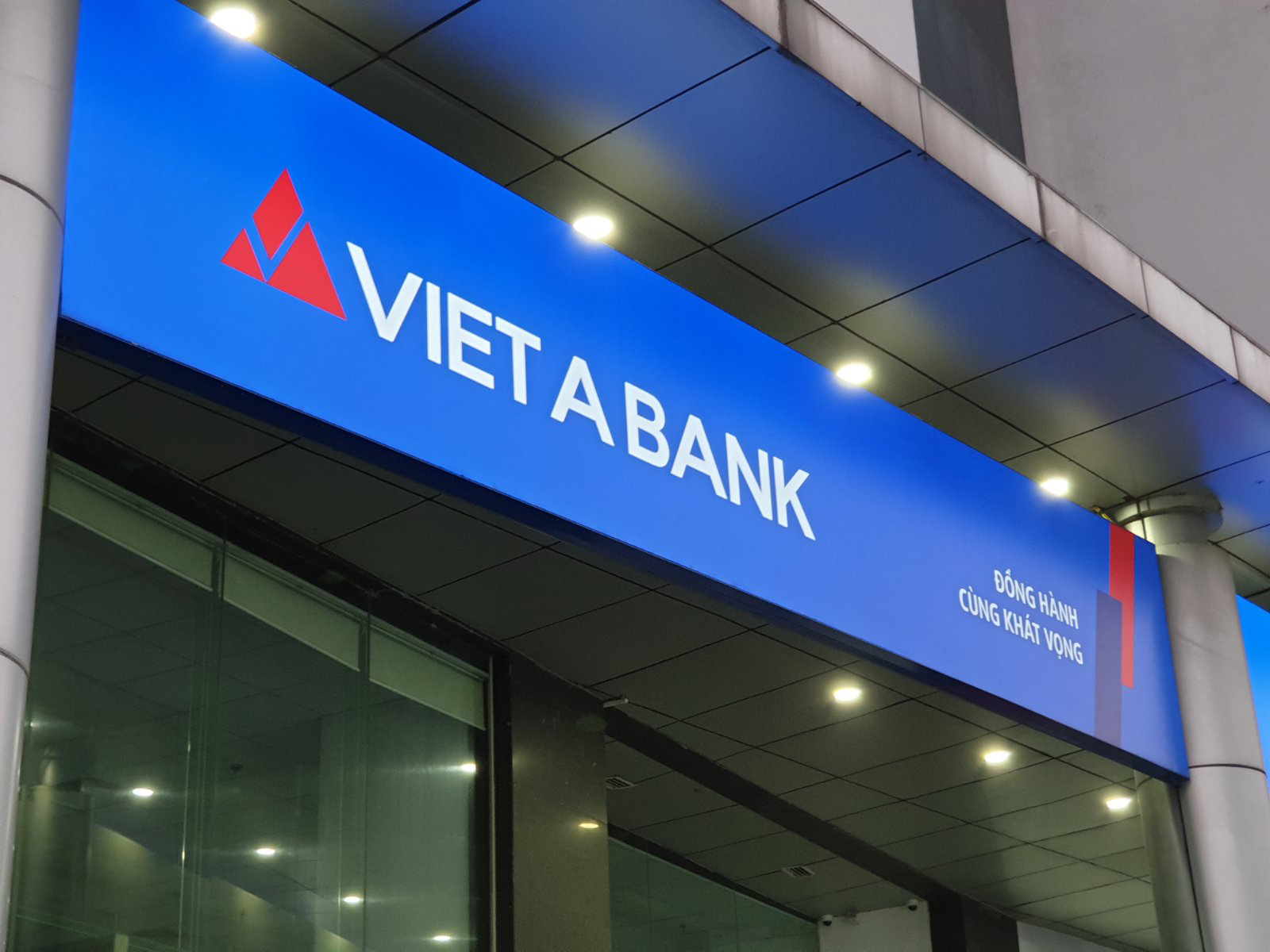 Rạng Đông muốn thoái hóa toàn bộ vốn của VietABank